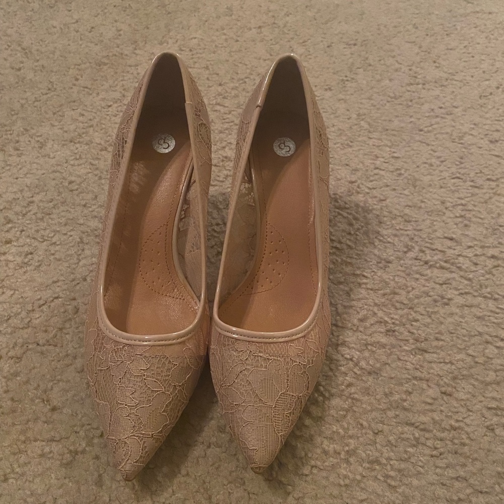 Size 8 Tan lace material high heel pumps